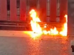 Rumah Pengacara di Jaktim Dilempar Molotov hingga Pagar Terbakar