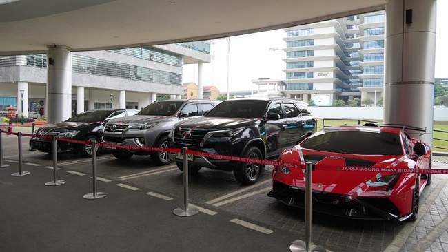Sempat Disembunyikan di Gang, Kejagung Sita Lamborghini Huracan Milik Aseng