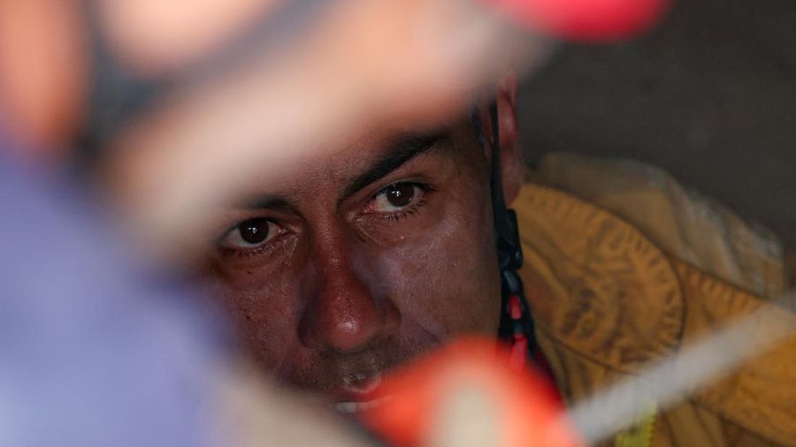 Seorang petugas pemadam kebakaran Brasil bekerja di letak gedung nan runtuh akibat gempa bumi 24 Juni, di La Guaira, Venezuela, 2 Juli 2026.