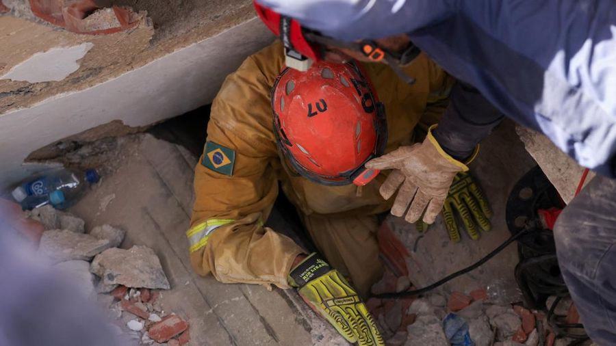 Seorang petugas pemadam kebakaran Brasil bekerja di letak gedung nan runtuh akibat gempa bumi 24 Juni, di La Guaira, Venezuela, 2 Juli 2026. (REUTERS/Leonardo Fernandez Viloria)
