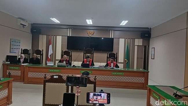 Sidang kasus pembunuhan satu keluarga di Indramayu agenda putusan vonis majelis hakim.