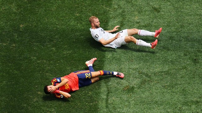 Soccer Football - FIFA World Cup 2026 - Round of 32 - Spain v Austria - Los Angeles Stadium, Inglewood, California, U.S. - July 2, 2026 Spain's Pau Cubarsi reacts after sustaining an injury as Austria's Konrad Laimer looks on REUTERS/Daniel Cole