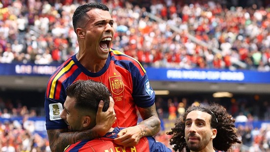 Soccer Football - FIFA World Cup 2026 - Round of 32 - Spain v Austria - Los Angeles Stadium, Inglewood, California, U.S. - July 2, 2026 Spain's Pedro Porro celebrates scoring their second goal with Alex Baena and Marc Cucurella REUTERS/Lisi Niesner
