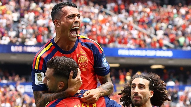 Soccer Football - FIFA World Cup 2026 - Round of 32 - Spain v Austria - Los Angeles Stadium, Inglewood, California, U.S. - July 2, 2026 Spain's Pedro Porro celebrates scoring their second goal with Alex Baena and Marc Cucurella REUTERS/Lisi Niesner