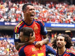 Soccer Football - FIFA World Cup 2026 - Round of 32 - Spain v Austria - Los Angeles Stadium, Inglewood, California, U.S. - July 2, 2026 Spain's Pedro Porro celebrates scoring their second goal with Alex Baena and Marc Cucurella REUTERS/Lisi Niesner
