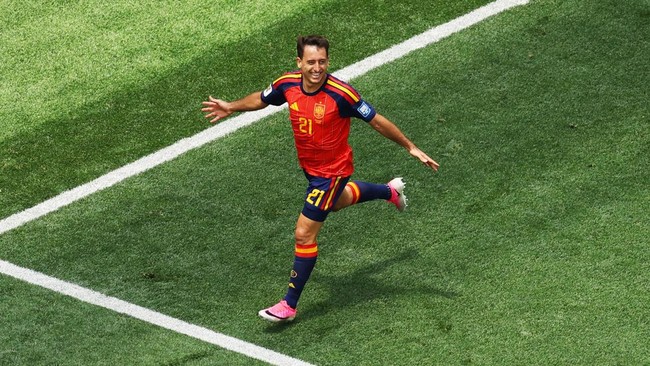 Soccer Football - FIFA World Cup 2026 - Round of 32 - Spain v Austria - Los Angeles Stadium, Inglewood, California, U.S. - July 2, 2026 Spain's Mikel Oyarzabal celebrates scoring their third goal REUTERS/Daniel Cole