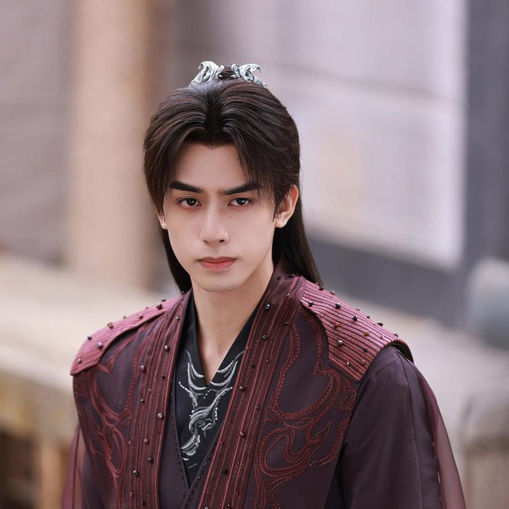 <p>Song Weilong juga dipasangkan dengan Ju Jing Yi sebagai Jiang Li Fei atau Xiao Bang Chui. Perjalanan hubungan mereka, dari sahabat hingga saling jatuh cinta, berhasil memikat penonton berkat <em>chemistry</em> yang kuat.&nbsp;(Foto: Instagram @youkuofficial)</p>