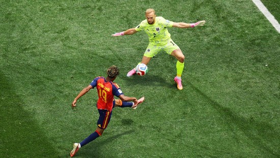 Soccer Football - FIFA World Cup 2026 - Round of 32 - Spain v Austria - Los Angeles Stadium, Inglewood, California, U.S. - July 2, 2026 Spain's Lamine Yamal has his shot saved by Austria's Alexander Schlager REUTERS/Daniel Cole