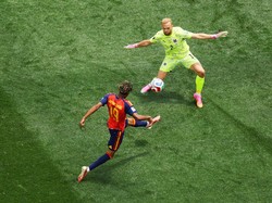 Soccer Football - FIFA World Cup 2026 - Round of 32 - Spain v Austria - Los Angeles Stadium, Inglewood, California, U.S. - July 2, 2026 Spain's Lamine Yamal has his shot saved by Austria's Alexander Schlager REUTERS/Daniel Cole