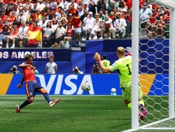 Soccer Football - FIFA World Cup 2026 - Round of 32 - Spain v Austria - Los Angeles Stadium, Inglewood, California, U.S. - July 2, 2026 Austria's Alexander Schlager saves a shot from Spain's Lamine Yamal REUTERS/Matthew Childs