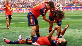 Soccer Football - FIFA World Cup 2026 - Round of 32 - Spain v Austria - Los Angeles Stadium, Inglewood, California, U.S. - July 2, 2026 Spain's Mikel Oyarzabal celebrates scoring their third goal with Gavi and Marc Cucurella REUTERS/Lisi Niesner