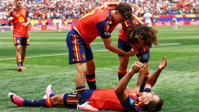 Soccer Football - FIFA World Cup 2026 - Round of 32 - Spain v Austria - Los Angeles Stadium, Inglewood, California, U.S. - July 2, 2026 Spain's Mikel Oyarzabal celebrates scoring their third goal with Gavi and Marc Cucurella REUTERS/Lisi Niesner