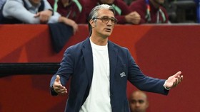 Soccer Football - FIFA World Cup 2026 - Round of 32 - Switzerland v Algeria - BC Place, Vancouver, Canada - July 2, 2026 Switzerland coach Murat Yakin reacts IMAGN IMAGES via Reuters/Anne-Marie Sorvin