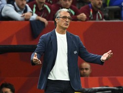 Soccer Football - FIFA World Cup 2026 - Round of 32 - Switzerland v Algeria - BC Place, Vancouver, Canada - July 2, 2026 Switzerland coach Murat Yakin reacts IMAGN IMAGES via Reuters/Anne-Marie Sorvin
