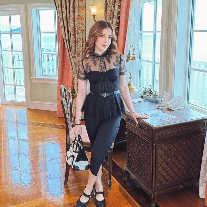 <p>Selebgram dan beauty vlogger, Tasya Farasya, beberapa bulan belakangan fokus menjalani diet hingga berhasil menurunkan berat hingga belasan kilo. Baru-baru ini, Tasya membagikan potret transformasi penampilannya sebelum dan setelah diet, Bunda. (Foto: Instagram @tasyafarasya)</p>