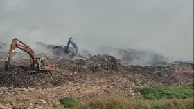 Kebakaran yang melanda TPA Jatiwaringin, Tangerang masih belum berhasil dipadamkan hingga hari keempat, Jumat (3/7).
