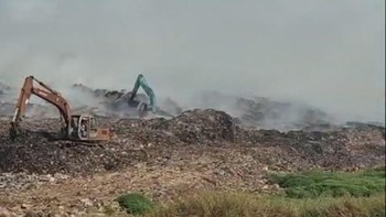 Kebakaran yang melanda TPA Jatiwaringin, Tangerang masih belum berhasil dipadamkan hingga hari keempat, Jumat (3/7).
