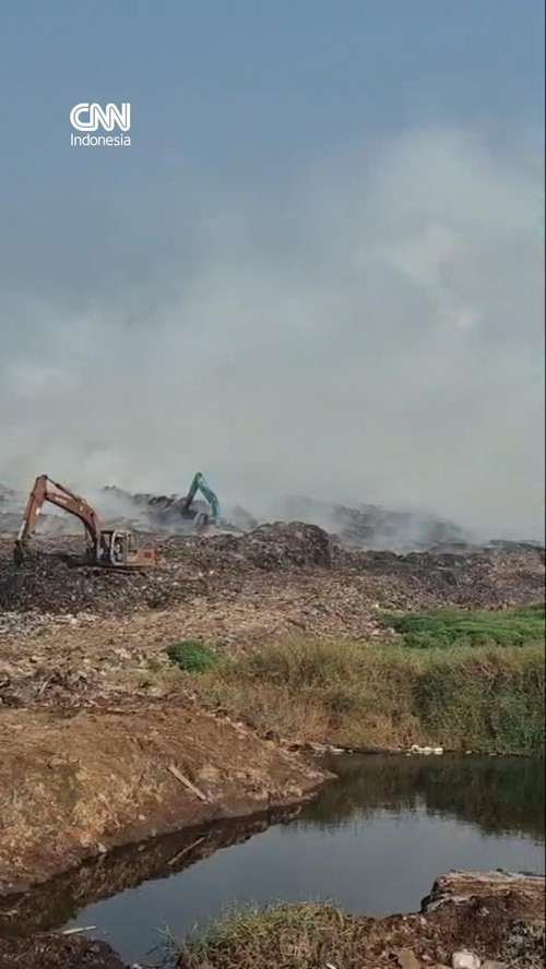 Kebakaran yang melanda TPA Jatiwaringin, Tangerang masih belum berhasil dipadamkan hingga hari keempat, Jumat (3/7).