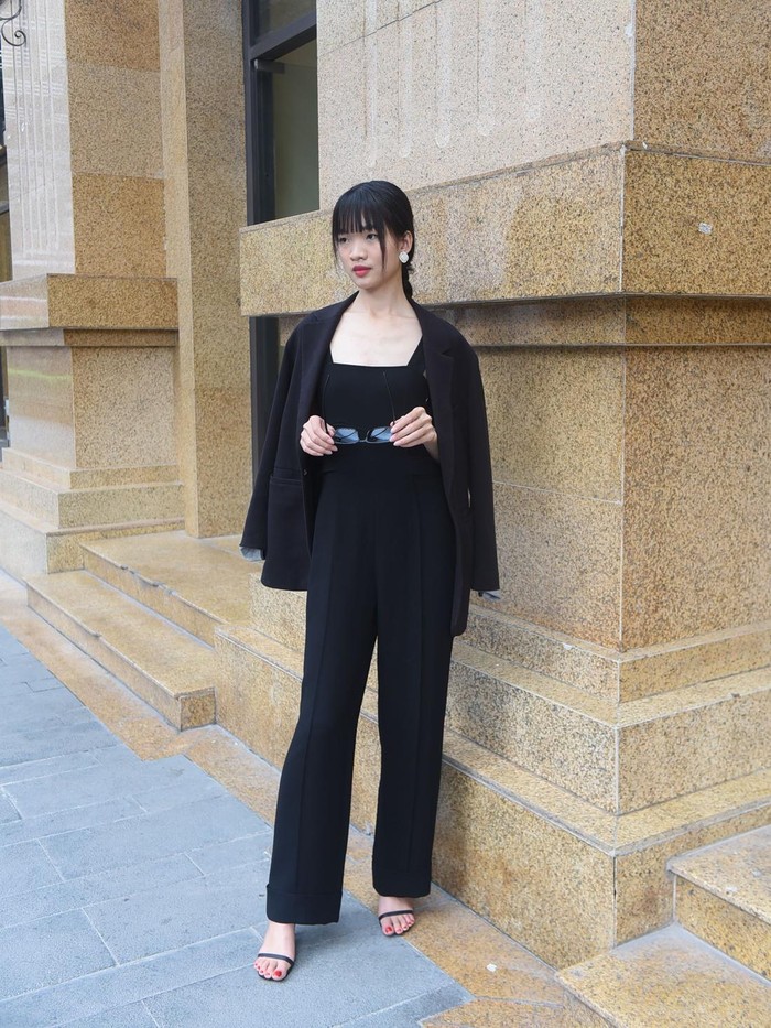 Salah satu trik fashion yang paling ampuh untuk pemilik tubuh petite adalah mengenakan outfit monokrom