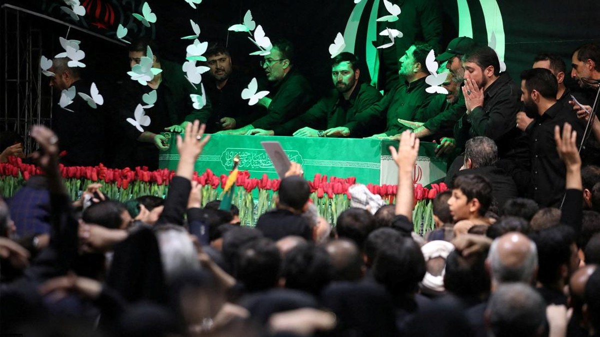 Potret Peti Jenazah Ayatollah Ali Khamenei Ditampilkan, Tangisan Pecah