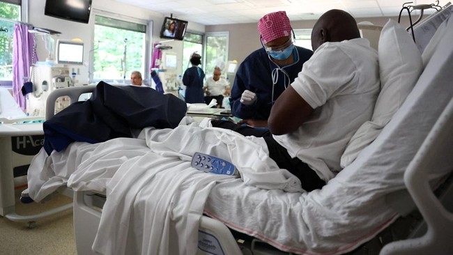 A nurse assists a patient at the Manhes Private Hospital in Fleury-Merogis near Paris during a heatwave affecting a majority of the country, France, June 25, 2026. REUTERS/Abdul Saboor