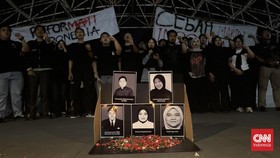 Mahasiswa Universitas Airlangga (Unair) Surabaya yang mengatasnamakan dirinya Ksatria Airlangga, menggelar aksi simbolik sebagai bentuk duka cita atas meninggalnya lima calon manajer Koperasi Desa dan Kelurahan Merah Putih (KDMP) yang gugur saat meng
