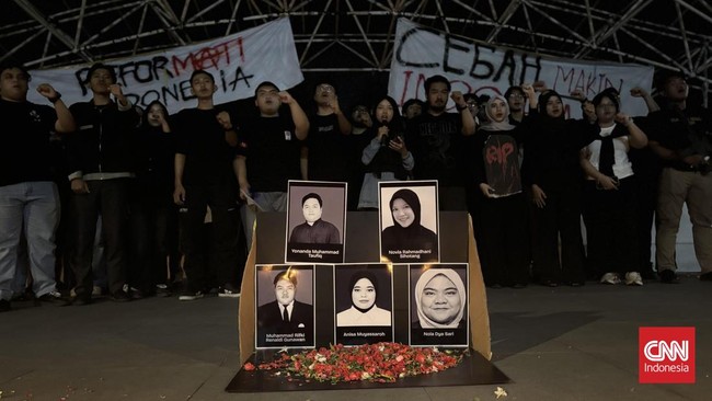 Mahasiswa Universitas Airlangga (Unair) Surabaya yang mengatasnamakan dirinya Ksatria Airlangga, menggelar aksi simbolik sebagai bentuk duka cita atas meninggalnya lima calon manajer Koperasi Desa dan Kelurahan Merah Putih (KDMP) yang gugur saat meng
