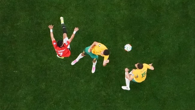 Soccer Football - FIFA World Cup 2026 - Round of 32 - Australia v Egypt - Dallas Stadium, Arlington, Texas, U.S. - July 3, 2026 Egypt's Trezeguet in action with Australia's Alessandro Circati and Kai Trewin REUTERS/Kai Pfaffenbach