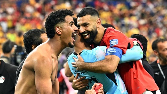 Soccer Football - FIFA World Cup 2026 - Round of 32 - Australia v Egypt - Dallas Stadium, Arlington, Texas, U.S. - July 3, 2026 Egypt's Mohamed Salah, Egypt's Hossam Abdelmaguid and Egypt's Mostafa Shoubir celebrate after the match as Egypt qualify f