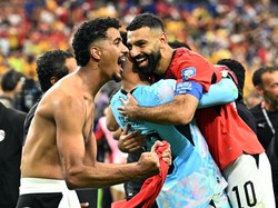 Soccer Football - FIFA World Cup 2026 - Round of 32 - Australia v Egypt - Dallas Stadium, Arlington, Texas, U.S. - July 3, 2026 Egypt's Mohamed Salah, Egypt's Hossam Abdelmaguid and Egypt's Mostafa Shoubir celebrate after the match as Egypt qualify f