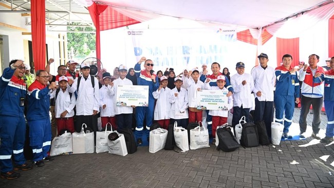 Pertamina Serahkan Bantuan bagi Siswa SD hingga SMP di Banyuwangi