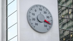 Termometer raksasa di Gedung Kantor UNFCCC Kota Bonn, Jerman menunjukkan suhu udara 41 derajat Celsius.
