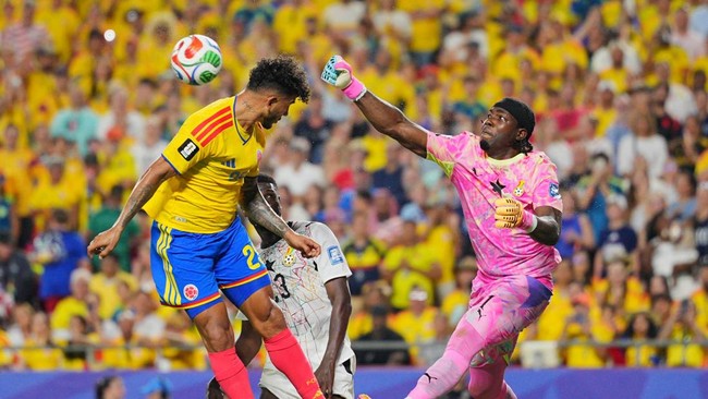Soccer Football - FIFA World Cup 2026 - Round of 32 - Colombia v Ghana - Kansas City Stadium, Kansas City, Missouri, U.S. - July 3, 2026 Ghana's Lawrence Ati Zigi in action with Colombia's Luis Suarez IMAGN IMAGES via Reuters/Jay Biggerstaff