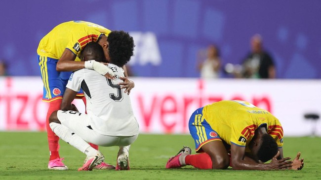Soccer Football - FIFA World Cup 2026 - Round of 32 - Colombia v Ghana - Kansas City Stadium, Kansas City, Missouri, U.S. - July 3, 2026 Colombia's Johan Mojica consoles Ghana's Thomas Partey after the match as Ghana are eliminated and Colombia quali