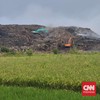Kebakaran yang melanda Tempat Pembuangan Akhir (TPA) Jatiwaringin, Kecamatan Mauk, Kabupaten Tangerang, Banten, memasuki hari kelima pada Sabtu (4/7). Hingga pagi ini, petugas gabungan masih terus berupaya memadamkan api yang masih menyala di sejumla
