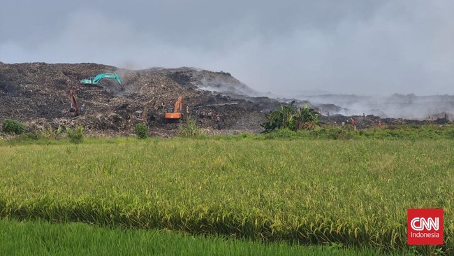 Kebakaran yang melanda Tempat Pembuangan Akhir (TPA) Jatiwaringin, Kecamatan Mauk, Kabupaten Tangerang, Banten, memasuki hari kelima pada Sabtu (4/7). Hingga pagi ini, petugas gabungan masih terus berupaya memadamkan api yang masih menyala di sejumla