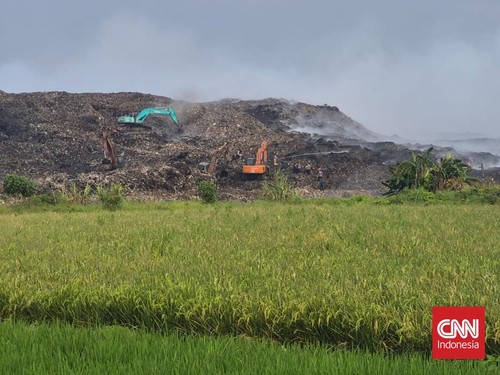 Kebakaran yang melanda Tempat Pembuangan Akhir (TPA) Jatiwaringin, Kecamatan Mauk, Kabupaten Tangerang, Banten, memasuki hari kelima pada Sabtu (4/7).