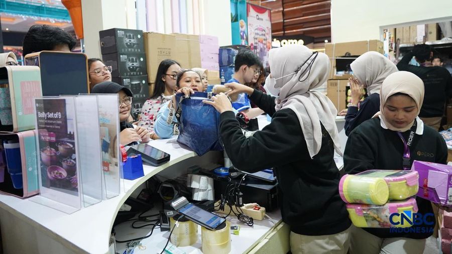 Ribuan visitor memadati Jakarta Fair 2026 alias Pekan Raya Jakarta area JIExpo Kemayoran, Jakarta Pusat, pada Sabtu (4/7/2026). (CNBC Indonesia/Tias Budiarto)