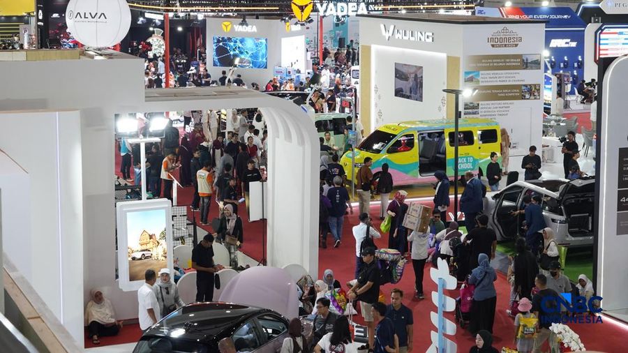 Ribuan visitor memadati Jakarta Fair 2026 alias Pekan Raya Jakarta area JIExpo Kemayoran, Jakarta Pusat, pada Sabtu (4/7/2026).  (CNBC Indonesia/Tias Budiarto)