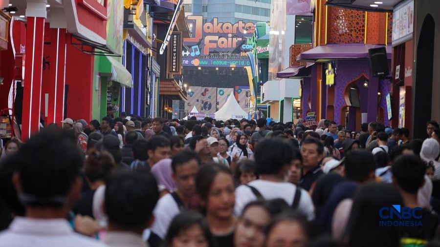 Ribuan visitor memadati Jakarta Fair 2026 alias Pekan Raya Jakarta area JIExpo Kemayoran, Jakarta Pusat, pada Sabtu (4/7/2026).  (CNBC Indonesia/Tias Budiarto)