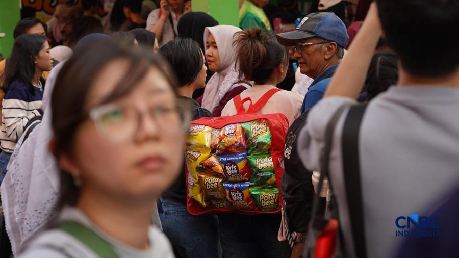 Ribuan visitor memadati Jakarta Fair 2026 alias Pekan Raya Jakarta area JIExpo Kemayoran, Jakarta Pusat, pada Sabtu (4/7/2026).  (CNBC Indonesia/Tias Budiarto)