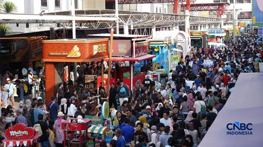 Ribuan visitor memadati Jakarta Fair 2026 alias Pekan Raya Jakarta area JIExpo Kemayoran, Jakarta Pusat, pada Sabtu (4/7/2026).  (CNBC Indonesia/Tias Budiarto)