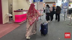 Memasuki hari ketiga Jakarta X Beauty (JXB) 2026, area pameran juga dipadati oleh para jastiper yang berburu produk titipan pelanggan dari berbagai daerah.

Dengan koper, troli, hingga tas belanja besar, para jastiper berpindah dari satu booth ke b