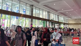 Memasuki hari ketiga penyelenggaraan Jakarta X Beauty (JXB) 2026, antusiasme pengunjung belum juga surut. 

Sejak Sabtu (4/7) pagi, ratusan orang sudah memadati area depan Jakarta Convention Center (JCC), Senayan, bahkan sebelum pintu masuk dibuka.