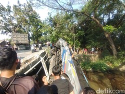 Bus Terperosok ke Sungai di Nganjuk, Belasan Penumpang Dievakuasi