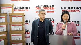 Keiko Fujimori menang tipis dalam pemilihan presiden Peru, mengalahkan Roberto Sanchez. Ia berjanji memulihkan kepercayaan publik.