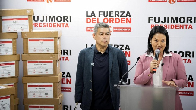 Keiko Fujimori menang tipis dalam pemilihan presiden Peru, mengalahkan Roberto Sanchez. Ia berjanji memulihkan kepercayaan publik.