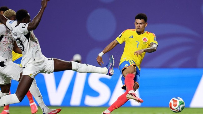Soccer Football - FIFA World Cup 2026 - Round of 32 - Colombia v Ghana - Kansas City Stadium, Kansas City, Missouri, U.S. - July 3, 2026 Colombia's Luis Diaz in action with Ghana's Derrick Luckassen REUTERS/Siphiwe Sibeko