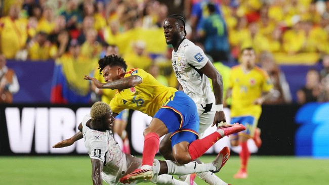 Soccer Football - FIFA World Cup 2026 - Round of 32 - Colombia v Ghana - Kansas City Stadium, Kansas City, Missouri, U.S. - July 3, 2026 Ghana's Kwasi Sibo and Colombia's Luis Suarez collide REUTERS/Siphiwe Sibeko