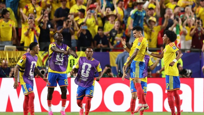 Soccer Football - FIFA World Cup 2026 - Round of 32 - Colombia v Ghana - Kansas City Stadium, Kansas City, Missouri, U.S. - July 3, 2026 Colombia's Luis Diaz celebrates scoring a goal that was later disallowed with teammates REUTERS/Siphiwe Sibeko